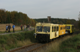 Wandergruppe neben der Museumsbahn