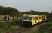 Wandergruppe neben der Museumsbahn